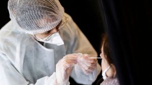 Rusia registra récord de nuevos casos diarios de coronavirus impulsados por la variante ómicron