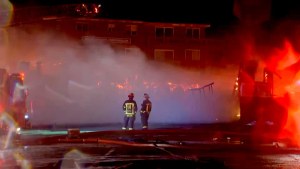 Enorme incendio consumió motel de Massachusetts y varios edificios aledaños