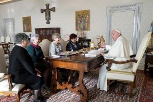 El papa Francisco celebró sentado una audiencia por dolencia en una pierna