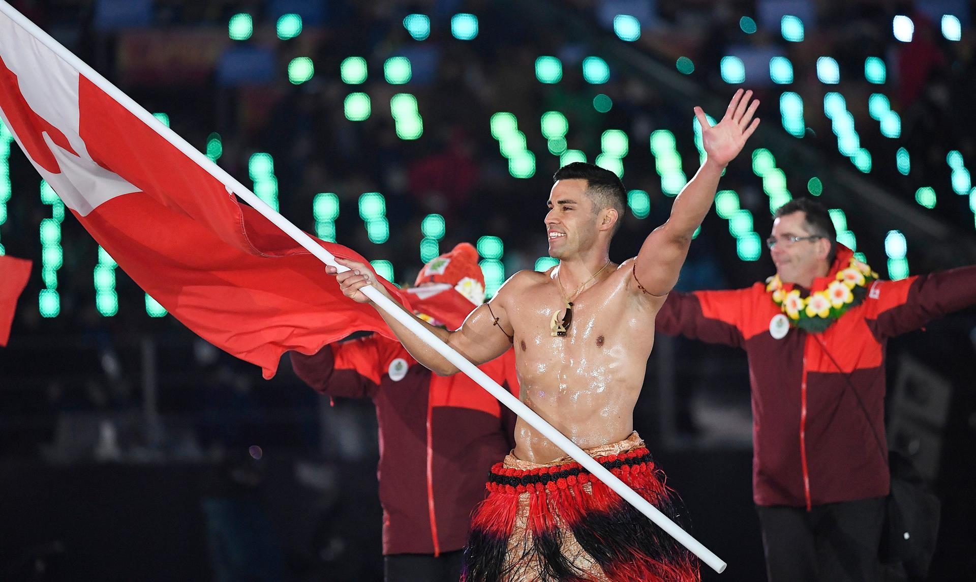 El musculoso abanderado olímpico de Tonga recauda fondos tras el tsunami