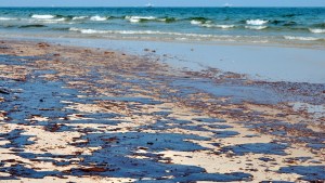 Perú declara emergencia ambiental por 90 días para combatir derrame de petróleo en sus costas