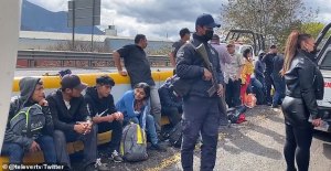 Con destino a EEUU: Camión se estrelló y lesionó a decenas de migrantes escondidos en el interior