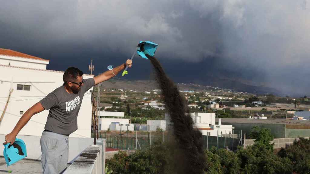 Los vecinos del volcán de la isla de La Palma vuelven a sus casas a pelear contra un mar de ceniza