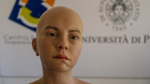 Crearon en Italia un androide “adolescente” capaz de reaccionar a emociones humanas (VIDEO)