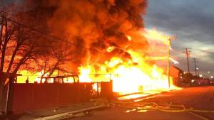 Voraz incendio arrasó edificio comercial y provocó apagón en California (VIDEO)