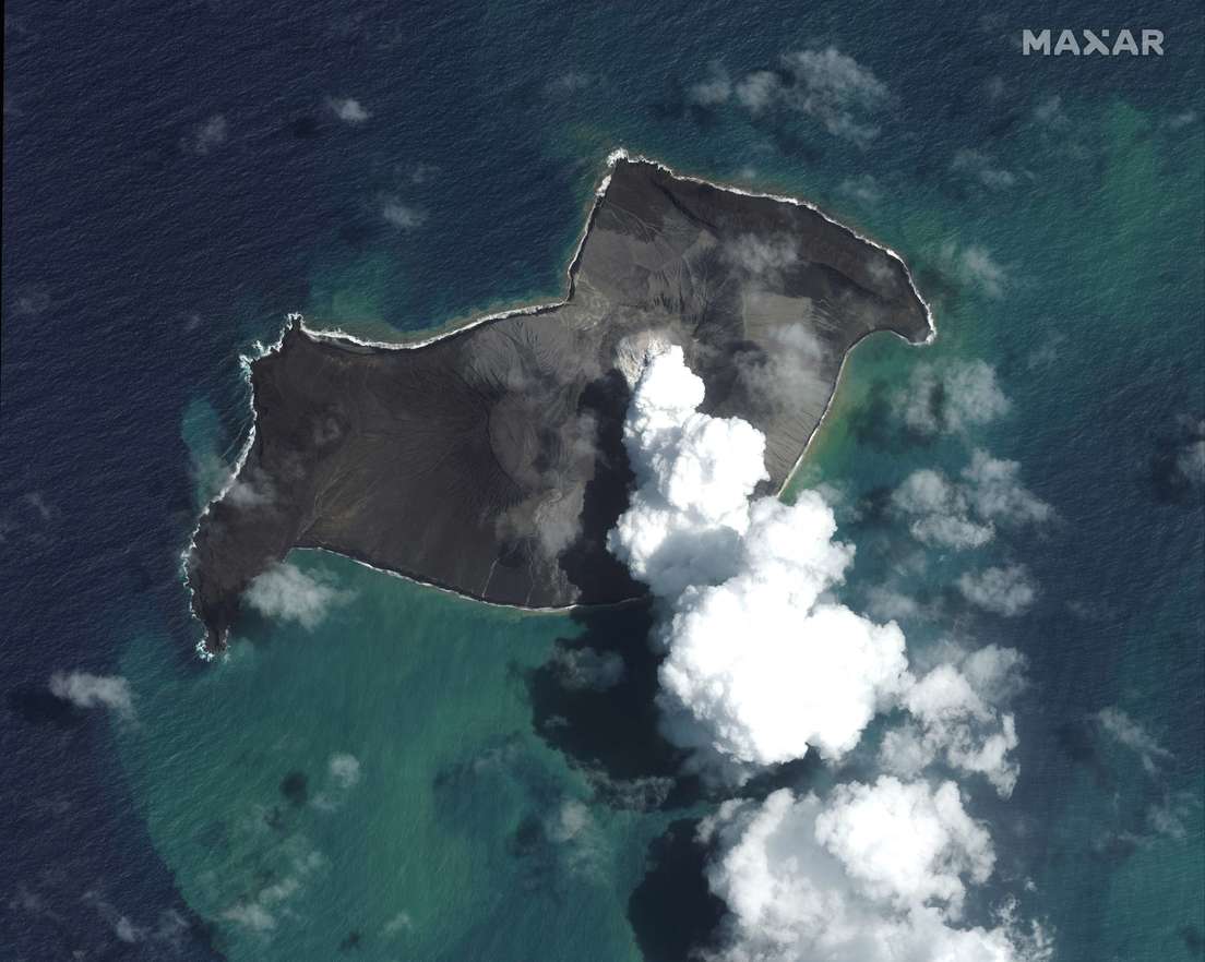 Erupción de volcán de Tonga expulsó material piroclástico a 80 kilómetros