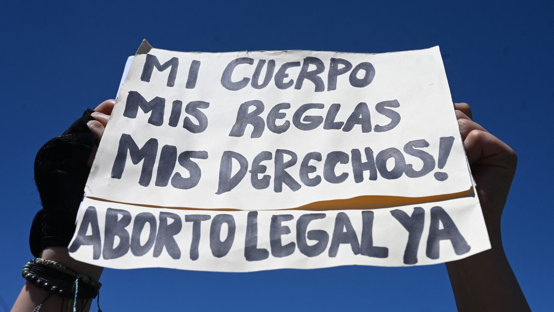 Liberada en El Salvador una mujer encarcelada durante nueve años por sufrir un aborto tras una violación