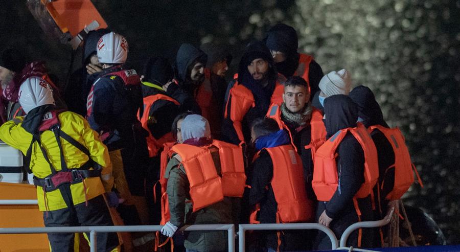 Más de 28 mil migrantes cruzaron el Canal de la Mancha en 2021 con destino al Reino Unido
