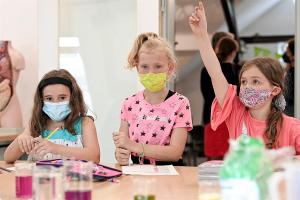 El uso obligatorio de mascarillas se extiende a niños desde seis años en Francia