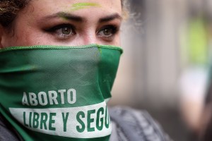 Votación judicial sobre la despenalización del aborto en Colombia quedó empatada