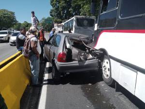 Fuerte accidente en la avenida Río de Janeiro luego que a un autobús se le fueran los frenos (Foto)
