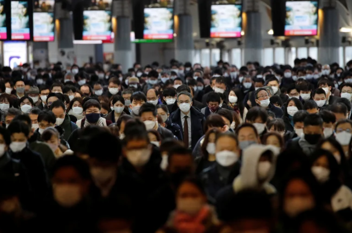 Japón registró una cifra récord de casos de coronavirus y el gobierno prepara nuevas restricciones