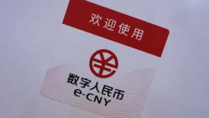 El banco central de China lanza una versión piloto de una billetera en yuanes digitales