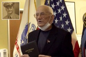 ¡Inspirador! Veterano de la Segunda Guerra Mundial se graduó de la secundaria a los 98 años