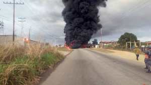 Gandola cargada con gasolina se incendió en la autopista La Verota en Santa Teresa del Tuy #21Ene (Fotos y Video)
