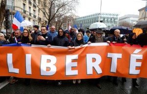 Miles de franceses rechazaron la presión de Macron contra los no vacunados