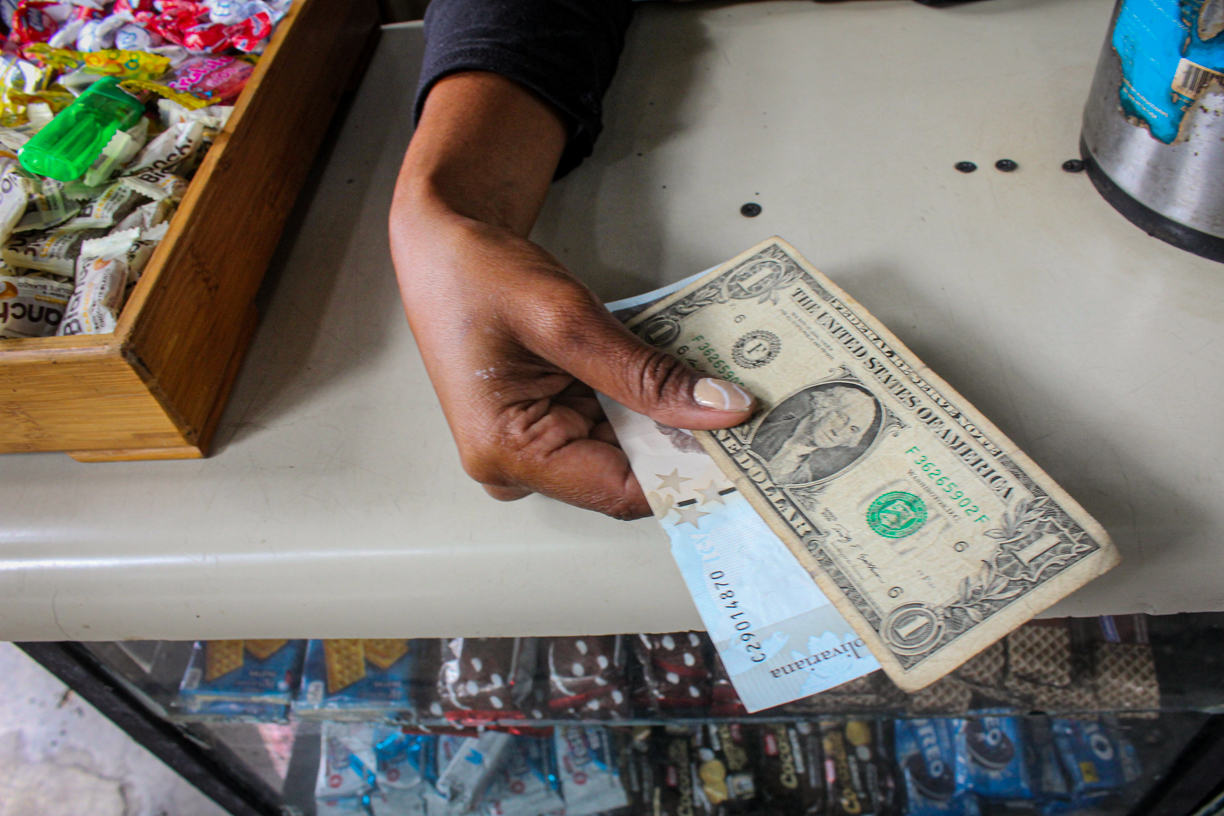 Nueva ola de dólares falsos pone en jaque a comerciantes y consumidores venezolanos