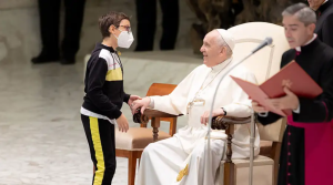 ¿Milagro? Mujer asegura que su hijo se curó tras encuentro con el papa Francisco (VIDEO)