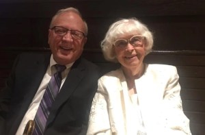 Mujer de 90 años cumplió el último deseo de su esposo y se casó con el mejor amigo