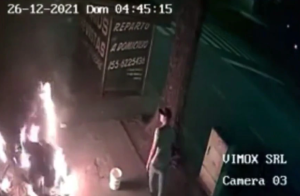 Una mujer prendió fuego a un indigente mientras dormía en la calle y fue grabada por una cámara (VIDEO)