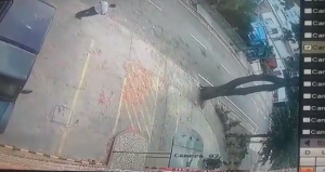 Se hizo pasar por repartidor y robó a mano armada a trabajadores de local comercial en Caracas (VIDEO)