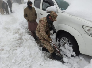 Al menos 21 personas mueren atrapadas en sus vehículos por tormenta de nieve en Pakistán