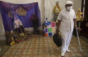 Santeros cubanos prevén enfermedades y complots en 2022