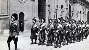 La historia de la Guardia Suiza del Vaticano, el ejército de “mercenarios” que custodia al Papa