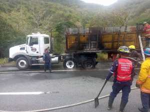 Reportaron incendio de una gandola en la autopista Caracas – La Guaira este #3Ene (Fotos y Video)