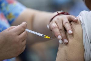 Rechazo a las vacunas contra el Covid-19 puede originarse por traumas en la infancia