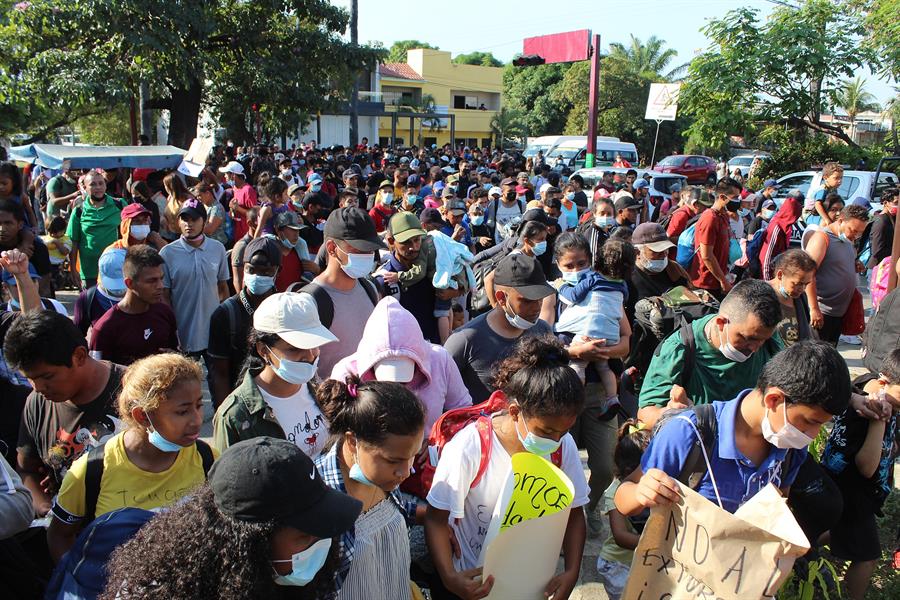 Marchan centenares de migrantes, entre ellos venezolanos para solicitar a México libre tránsito y documentación