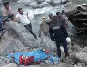 Una mujer fallecida y dos lesionados luego que un carro cayera a un río en Boconó (Fotos)