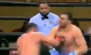 EN VIDEOS: Boxeador le dio un puñetazo al referee mostrando su descontento por una decisión