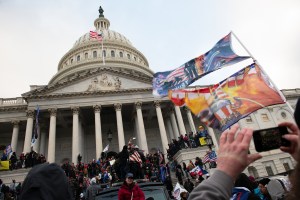 Miles de personas protestan ante el Capitolio por la desigualdad en EEUU