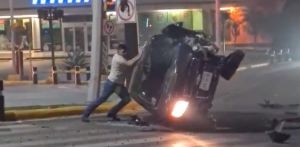 VIRAL: El impresionante momento en que un joven voltea su carro tras chocar (VIDEO)