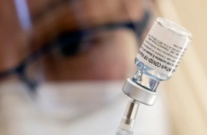 Covid-19: Dosis de refuerzo puede aplicarse en simultáneo con la vacuna de la neumonía