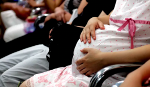 Descubren cómo las embarazadas crean “superanticuerpos” para proteger al bebé