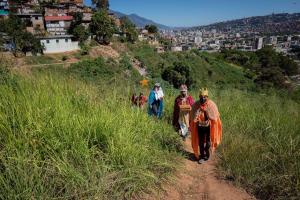 EN FOTOS: La travesía de los Reyes Magos venezolanos para llevar alegría a los más pequeños