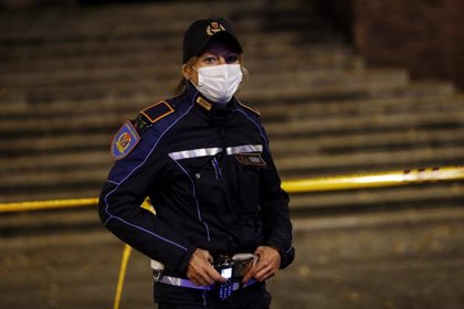 Policías italianos se quejan por tener que usar mascarillas rosadas