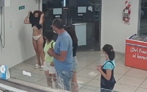 Una mujer se quitó el vestido en una heladería en Argentina para usarlo como tapabocas (VIDEO)