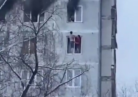 EN VIDEO: Arriesgaron su vida para salvar a vecina atrapada en un apartamento en llamas