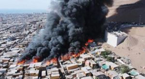 Incendio en campamento de Iquique dejó al menos 30 viviendas consumidas (Videos)