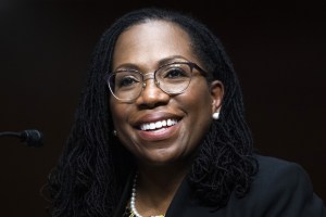 Confirman a la jueza Ketanji Brown Jackson como la primera afroamericana en la Corte Suprema de EEUU