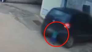¿Milagro? Padre atropelló accidentalmente a su hijo mientras retrocedía su carro y este se salvó (Video)