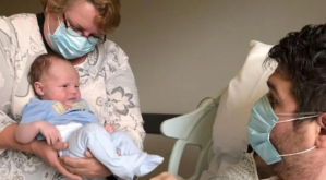La conmovedora reacción que tuvo al conocer a su hijo recién nacido tras estar en coma por Covid-19