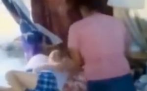 Ordenaron captura de mujer que agarró a palazos a su pareja luego de dejarlo parapléjico (Video)