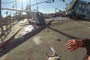 El impresionante rescate de la policía de Los Ángeles que salva a un piloto de ser arrollado por un tren (VIDEO)