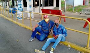 Trabajador de Sidor se encadenó al portón de la estatal en protesta por jubilación adelantada