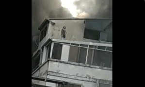 Una persona atrapada en el edificio incendiado en Bello Monte (VIDEO)