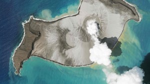 EN VIDEO: Graban de cerca la erupción en Tonga, que generó un tsunami en la costa de Japón